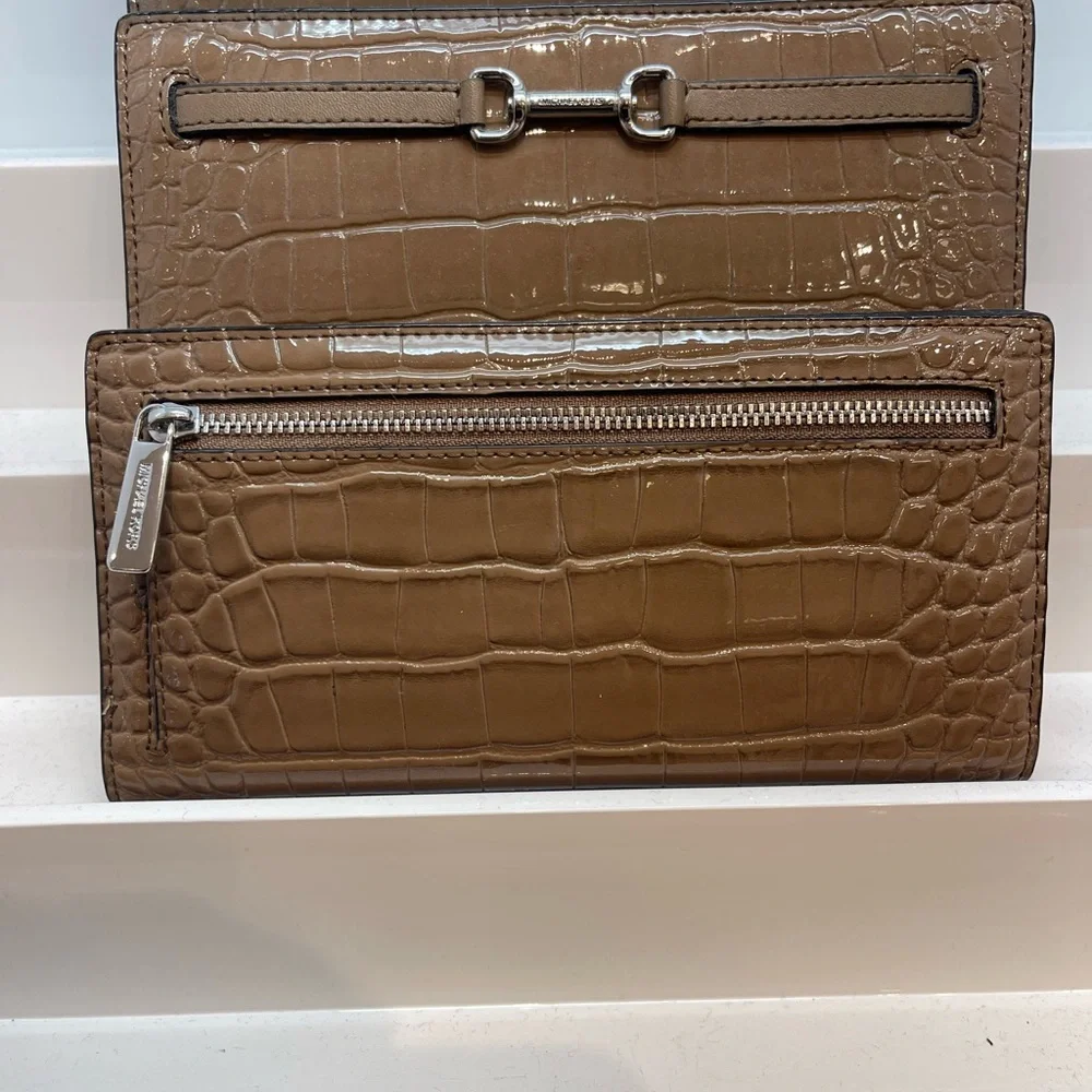 MICHAEL KORS Carson Lg Snap Patent Crocodile Embossed Bifold Wallet Driftwood